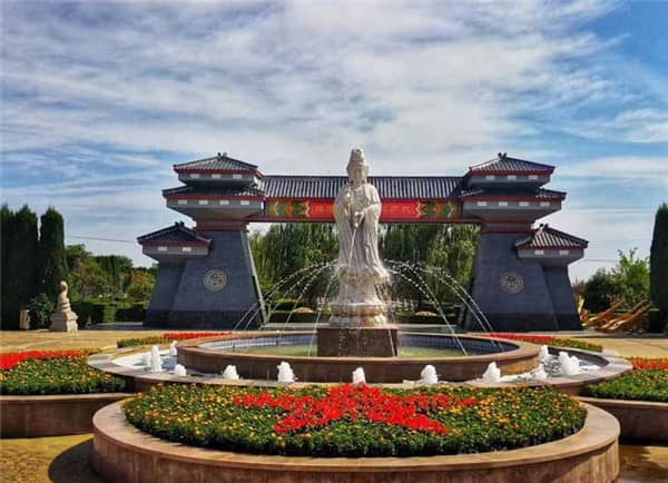 在選擇西安漢皇樹葬墓園的葬式時(shí)，家屬應(yīng)該考慮哪些因素？