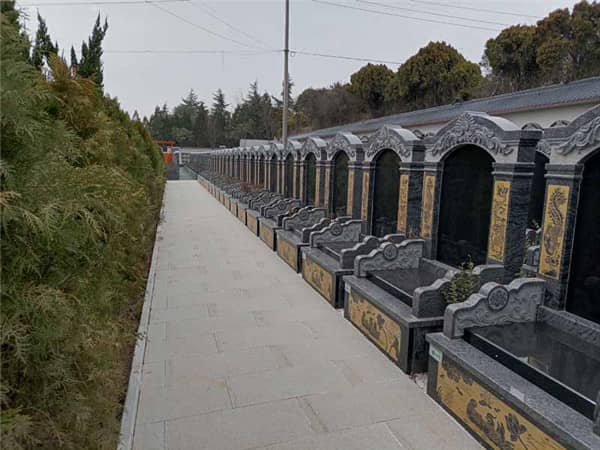 西安漢皇樹葬墓園的懷信園、百福園、懷禮園藝術立碑服務有哪些特色，如何滿足客戶的個性化需求？