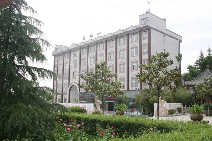 西安鳳棲山墓園是如何營造莊嚴而神圣的氛圍的？