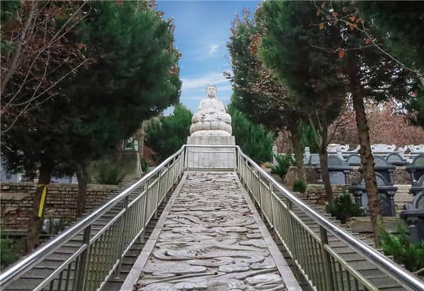 西安壽陽山墓園在服務(wù)項(xiàng)目和價(jià)格方面有哪些承諾，這些承諾如何體現(xiàn)其對(duì)客戶的尊重？
