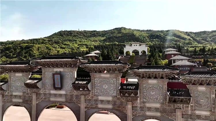 霸陵墓園提供了哪些安葬方式，以滿足不同家庭的需求？