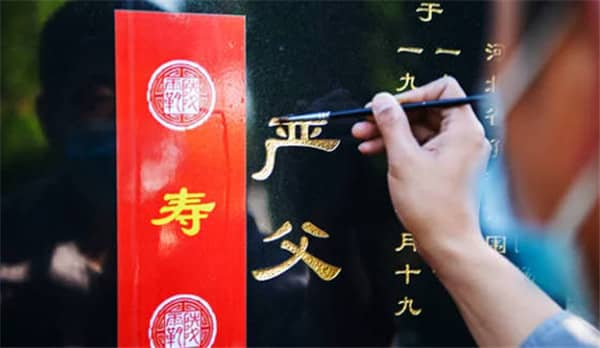 墓地為啥要放十字架？十字架在墓地中的意義解析