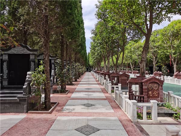 西安市的墓地主要分布在哪些區(qū)域？家屬如何根據(jù)區(qū)域選擇墓地？